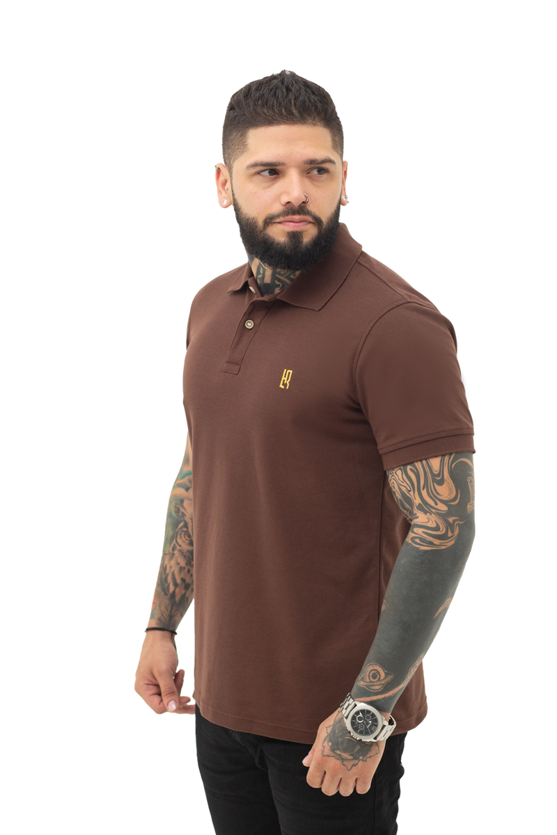 Camiseta tipo polo básica para hombre color café lado1